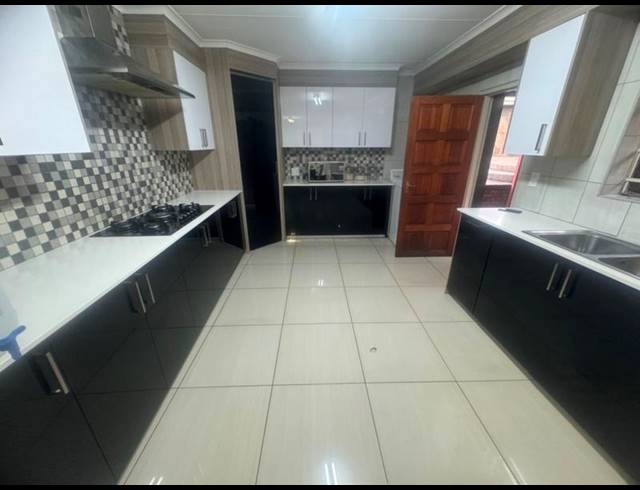 6 BEDROOM HOUSE FOR SALE IN AERORAND